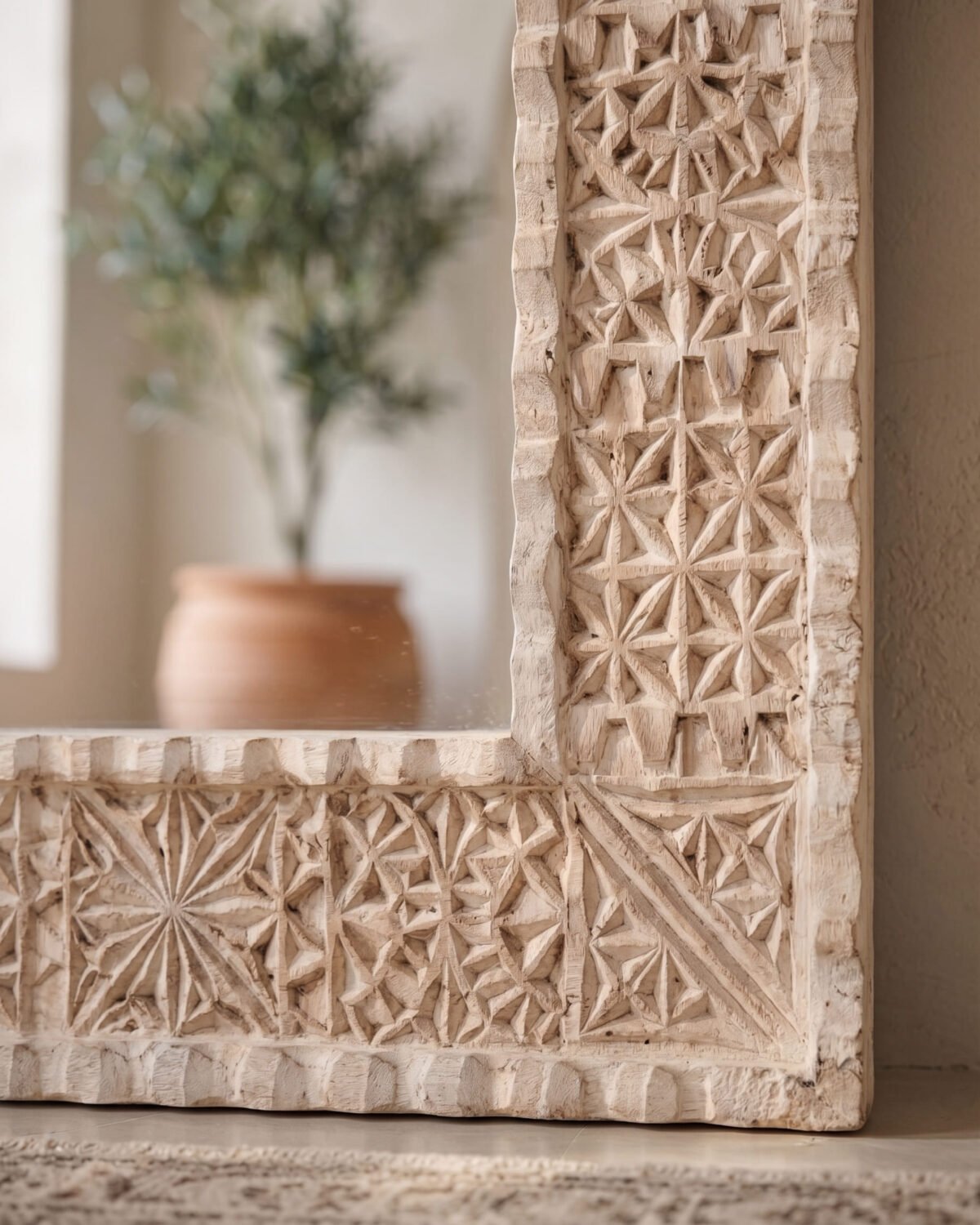 Nacre Arch handmade Moroccan mirror – carved wood detail, view 2